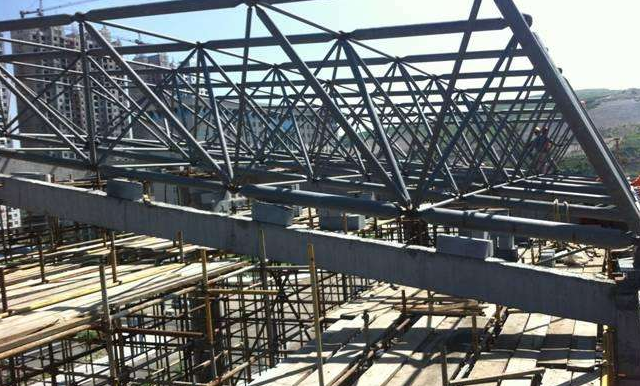 龙井简述网架公司的黑色压型钢板的吊装步履